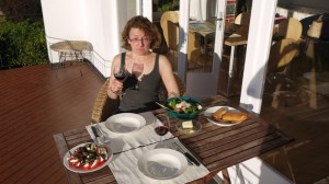 Caprese, Rotwein und Susi kann nix sehen