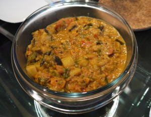 Dhal mit Kartoffeln, Auberginen, Zwiebeln und Linsen